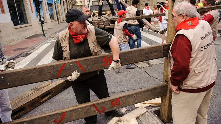 Retirada del vallado tras el último encierro de los sanfermines de 2017. MIGUEL OSÉS_8