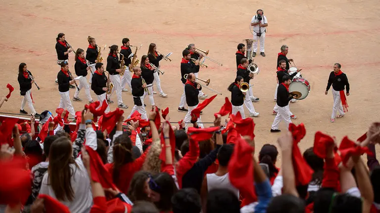 Ambiente y vaquillas en la plaza después del último encierro de las fiestas de San Fermín 2017. PABLO LASAOSA 04