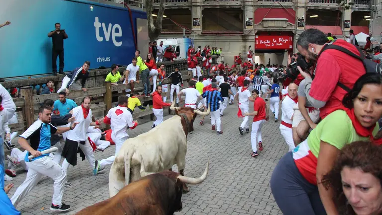 Los toros de Miura en la bajada al callejón durante el octavo encierro de San Fermín JAVIER MUTILVA (19)