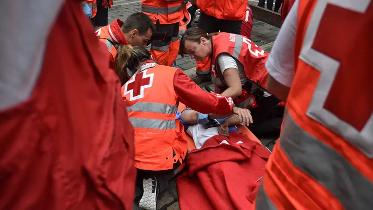Cruz-Roja-atiende-a-un-mozo-herido-durante-el-último-encierro-de-San-Fermín-2017-con-los-toros-de-Miura