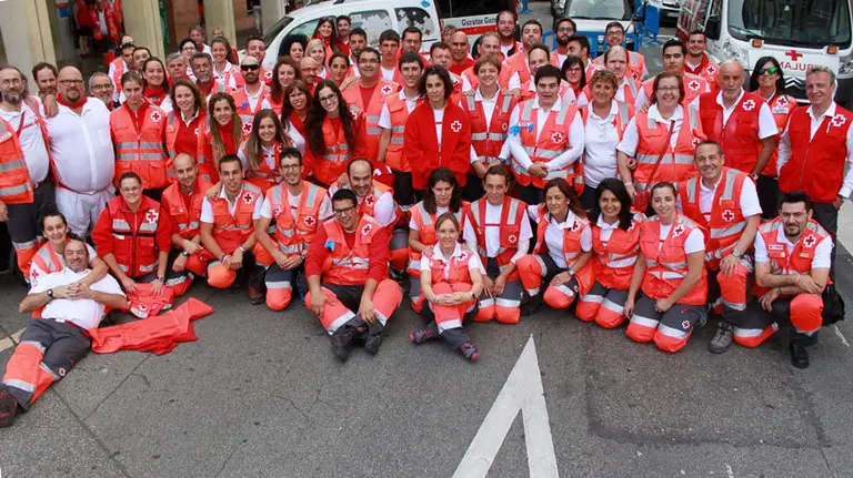Foto de familia del dispositivo de Cruz Rojo durante los Sanfermines 2017.