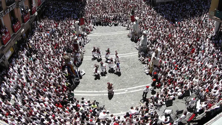 Un grupo de dantzaris bailan en la Plaza del Ayuntamiento de Pamplona, lugar donde hoy ha tenido lugar la despedida de los gigantes en el último día de las fiestas de San Fermin 2017. EFE/Jesús Diges