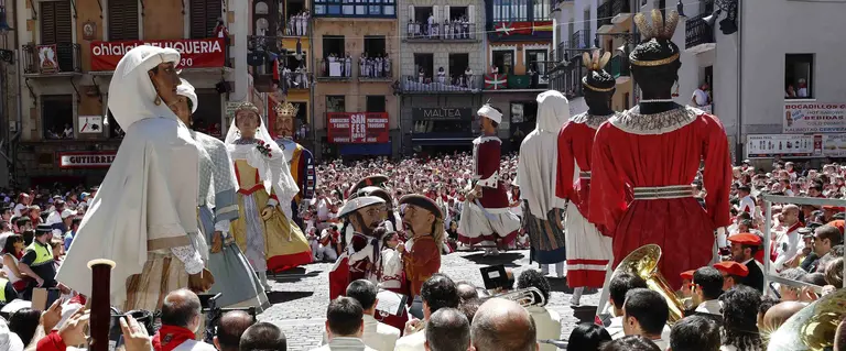 La comparsa de gigantes bailan el la Plaza del Ayuntamiento de Pamplona, lugar donde hoy ha tenido lugar su despedida en el &uacute;ltimo d&iacute;a de las fiestas de San Ferm&iacute;n 2017. EFE/Jes&uacute;s Diges