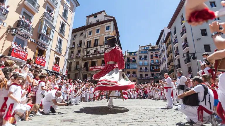Despedida de la Comparsa de gigantes y cabezudos de Pamplona de San Fermín 2017 (219). IÑIGO ALZUGARAY