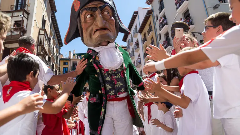 Despedida de la Comparsa de gigantes y cabezudos de Pamplona de San Fermín 2017 (248). IÑIGO ALZUGARAY