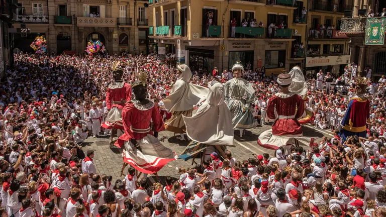 Despedida de la Comparsa en la plaza del ayuntamiento de Pamplona 14 de Julio 2017. MAITE H. MATEO05