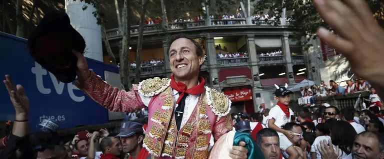 GRA500. PAMPLONA, 14/07/2017.- El torero Rafael Rubio Luján "Rafaelillo" sale a hombros por la puerta grande de la Plaza de Toros de Pamplona tras cortar dos orejas, una a cada uno de sus toros, en la última de abono de estos Sanfermines 2017 donde compartió cartel con Javier Castaño y Ruben Pinar. EFE/Jesús Diges