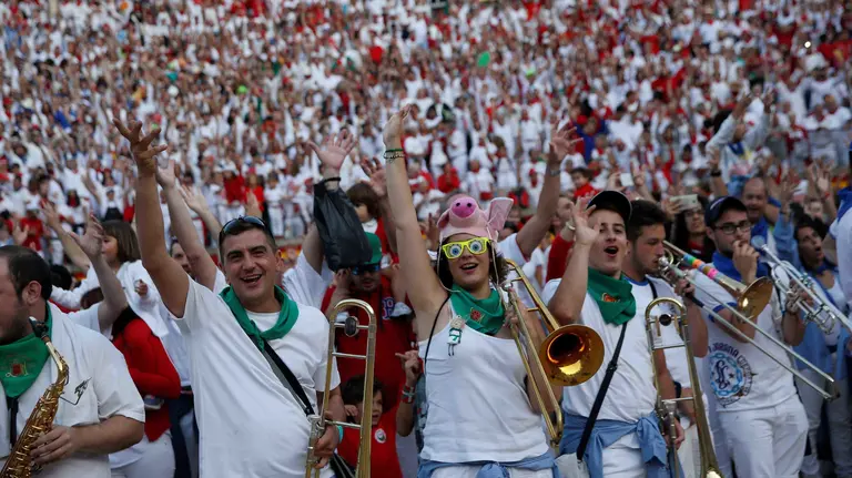 Despedida de las peñas de Pamplona de la plaza de toros en los Sanfermines 2017. REUTERS
