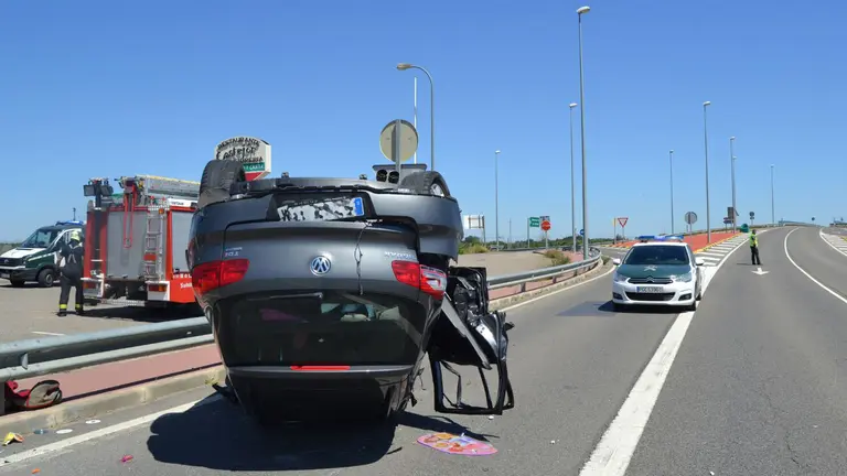 Colisión entre dos vehículos en Castejón que se ha saldado con una familia, los padres y sus dos hijos menores, heridos GUARDIA CIVIL