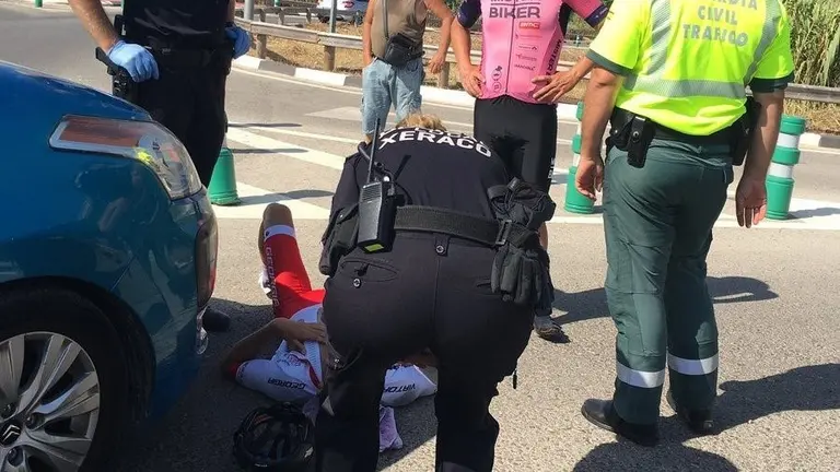 El ciclista profesional Ángel Vicioso y el triatleta Jesús Gomar han sido atropellados por un coche cuando entrenaban TWITTER