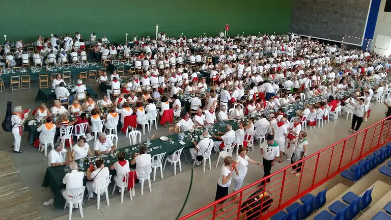 Comida popular en el frontón municipal de Milagro para celebrar el día de los aurororos de Navarra CEDIDA