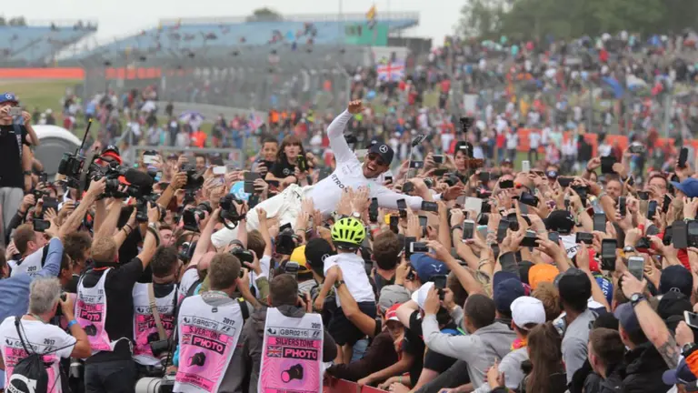 El británico Lewis Hamilton gana por cuarta vez en casa, en el circuito de Silverstone, y lo celebra con la afición TWITTER SILVERSTONE