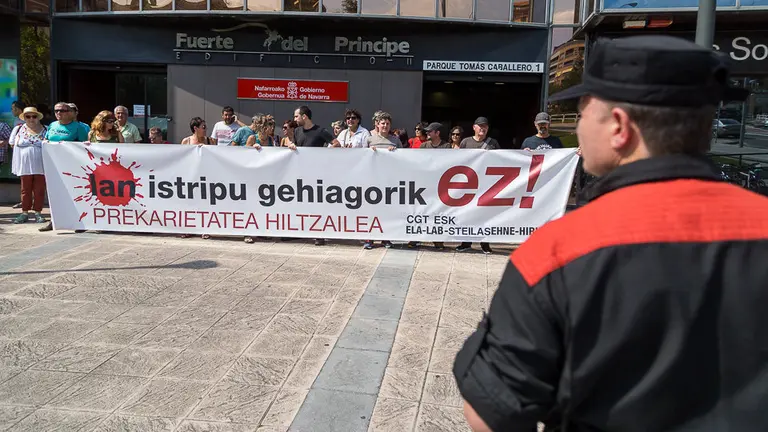 Concentración de LAB, ELA, ESK, STEILAS, EHNE e HIRU para denunciar la reciente muerte de un trabajador en una granja en construcción en Aritzu (05). IÑIGO ALZUGARAY