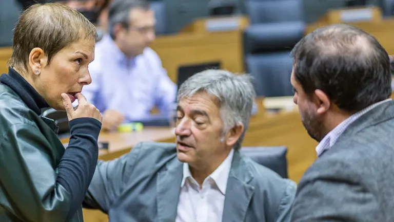 Unai Hualde, Uxue Barkos y Koldo Martínez (Geroa Bai) en el pleno del Parlamento de Navarra (4). IÑIGO ALZUGARAY