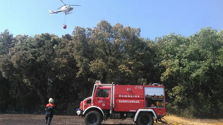 Bomberos trabajando en las labores de extinción del incendio de Olza.