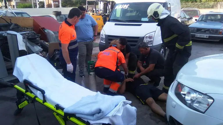 Trasladados tras el incendio en la cabina de secado del taller HR Motor de Fontellas.
