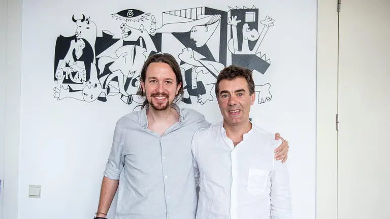 Pablo Iglesias, líder nacional de Podemos, junto a Eduardo Santos, secretario general de la formación en Navarra.