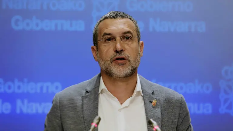 GRA170. PAMPLONA, 18/07/2017.- El vicepresidente de Derechos Sociales del Gobierno de Navarra, Miguel Laparra, ha realizado una valoración "positiva" de los dos años de trabajo en su departamento, considerando que se ha producido una "mejora generalizada" de los indicadores que dependen de este departamento. EFE/Iván Aguinaga