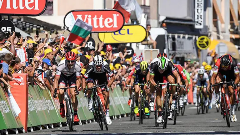 Michael Matthews, en el centro, durante la etapa