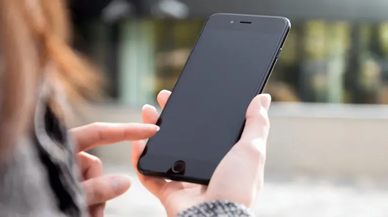 Una mujer con un teléfono móvil.  (2)