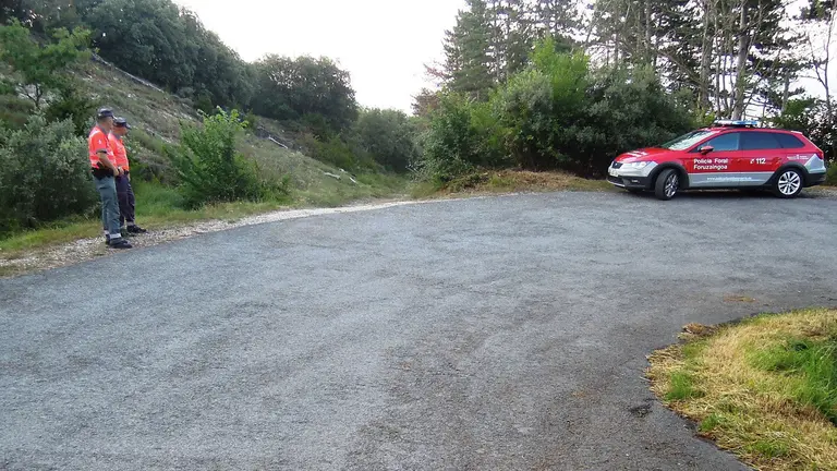 Pista de subida al monte San Cristóbal de Pamplona, donde la Policía Foral ha encontrado el cadáver del joven motorista de Irurzun.