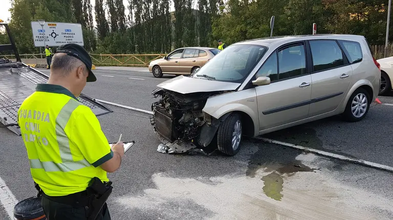 Choque frontal entre dos coches en Villava que se ha saldado con un joven herido y trasladado al Complejo Hospitalario de Navarra IMAGEN CEDIDA