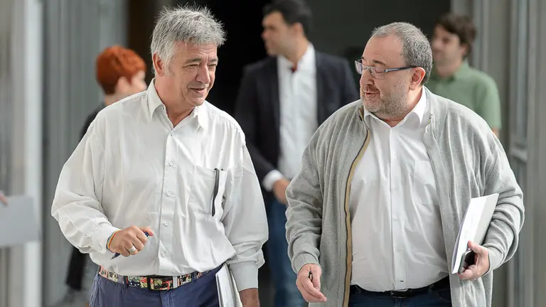 Koldo Martínez, de Geroa Bai junto a José Miguel Nuin, de Izquierda Ezkerra. PABLO LASAOSA