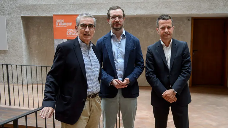 El eurodiputado del PSOE Ramón Jáuregui y el vicesecretario del PP, Javier Maroto, ponentes del curso de verano de la UPNA. PABLO LASAOSA 01