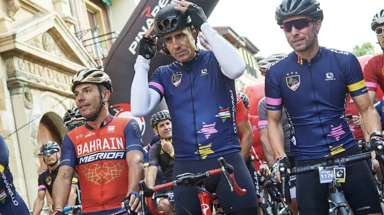 GRA035. Villava. 22/07/2017,- El exciclista Miguel Induráin (c), acompañado en esta ocasión por el también ya excorredor Joaquin Rodríguez 'Purito' (i), entre otros, momentos antes de tomar la salida en la vigésimosexta edición de la marcha cicloturista 'La Induráin' en la que participan cicloturistas venidos de distintas provincias españolas y de países como Francia, Alemania, Bélgica Brasil y Andorra, una carrera con la cada año la localidad navarra de Villava homenajea al pentacampeón del Tour de Francia. EFE/Villar López