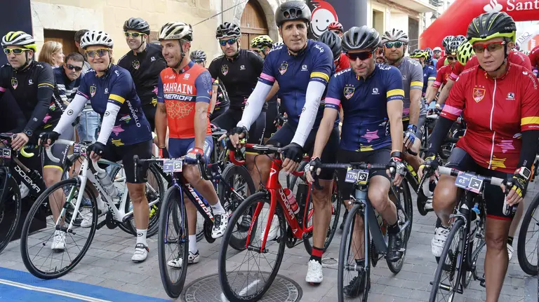 Villava. 22/07/2017,- El exciclista Joaquin Rodríguez &#39;Purito&#39; en el control de firmas momentos antes de tomar la salida en la vigésimosexta edición de la marcha cicloturista &#39;La Induráin&#39; en la que participan cicloturistas venidos de distintas provincias españolas y de países como Francia, Alemania, Bélgica Brasil y Andorra, una carrera con la cada año la localidad navarra de Villava homenajea al pentacampeón del Tour de Francia, Miguel Induráin. EFE/Villar López