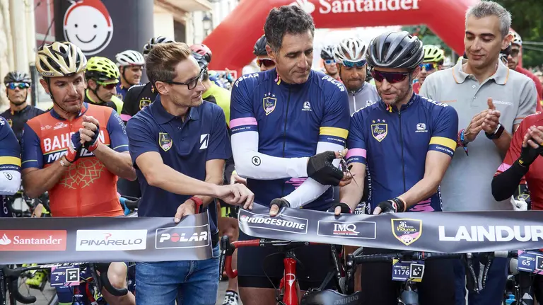 Villava. 22/07/2017,- El exciclista Miguel Induráin (c) acompañado en esta ocasión por el también ya excorredor Joaquin Rodríguez &#39;Purito&#39; (i), entre otros, durante el corte de cinta de la vigésimosexta edición de la marcha cicloturista &#39;La Induráin&#39; en la que participan cicloturistas venidos de distintas provincias españolas y de países como Francia, Alemania, Bélgica Brasil y Andorra, una carrera con la cada año la localidad navarra de Villava homenajea al pentacampeón del Tour de Francia. EFE/Villar López