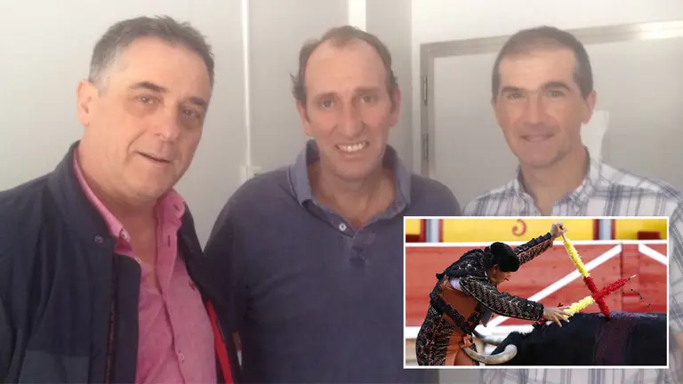 Pirri y los doctores Hidalgo y Ciga, que le han atendido de la grave cornada sufrida en la Feria del Toro de Sanfermines, tras recibir el alta médica TWITTER