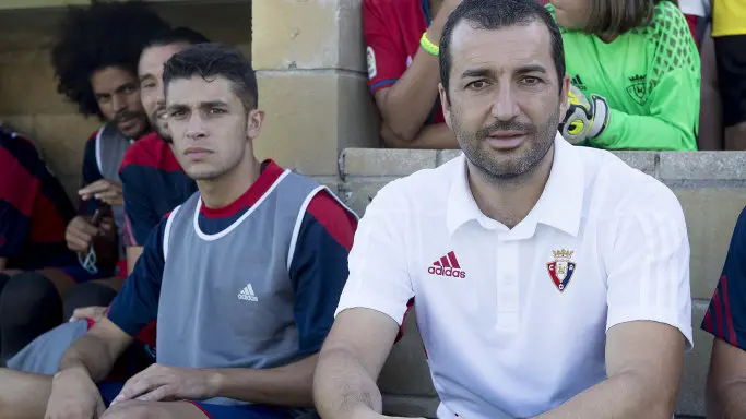 El nuevo entrenador de Osasuna, Diego Martínez, en el banquillo del estadio San Miguel de Olite dirigiendo su primer partido con Osasuna contra el Burgos CA OSASUNA