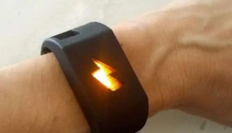 Pulsera ejecuta descarga eléctrica al consumidor compulsivo