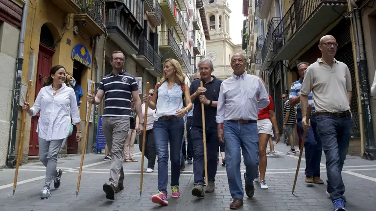 El vicesecretario de Política Social y Sectorial del PP, Javier Maroto (2i), ha recorrido un tramo del Camino de Santiago entre Pamplona y Cizur Menor, acompañado entre otros por la presidenta del PPN, Ana Beltrán. EFE/Villar López