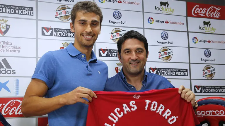 El centrocampista alicantino Lucas Torró (i) ha sido presentado como nuevo jugador de Osasuna tras alcanzar un acuerdo con el Real Madrid para el traspaso del jugador por las próximas tres temporadas. EFE/Villar López