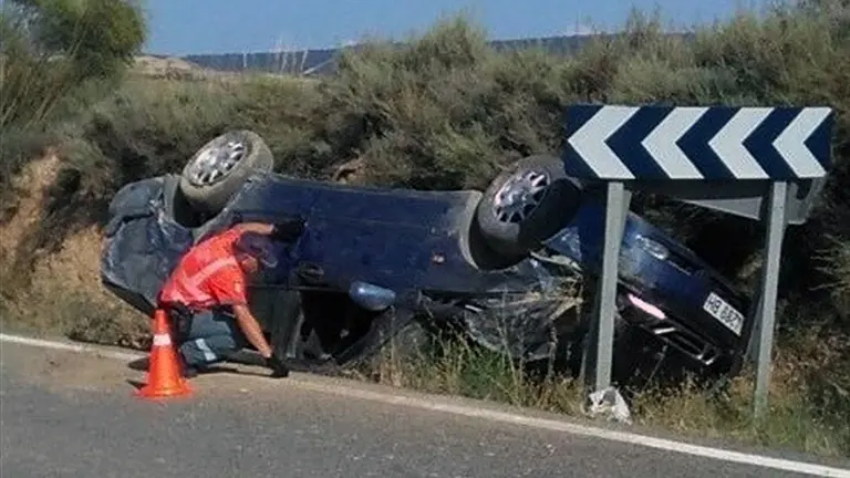 Un agente de la Policía Foral trabaja en el lugar donde ha ocurrido el accidente.