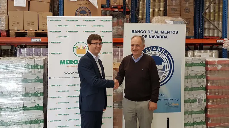 Imanol Flandes, Gerente de Relaciones Externas de Mercadona en Navarra, y Gregorio Yoldi, presidente del Banco de  Alimentos de Navarra