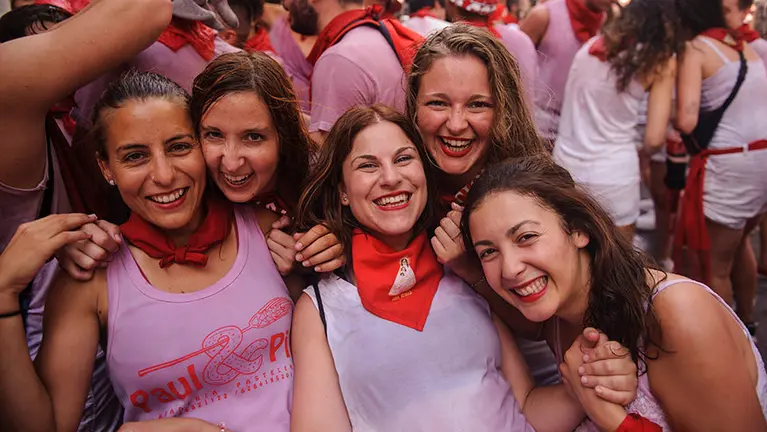 Ambiente por las calles de Tudela despues del Chupinazo. MIGUEL OSÉS
