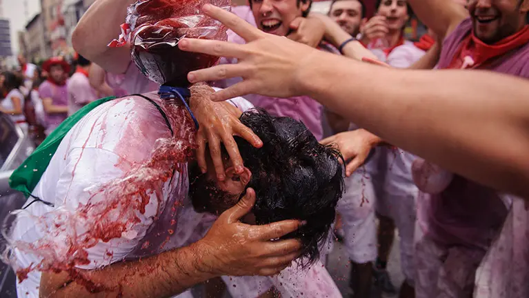 Ambiente por las calles de Tudela despues del Chupinazo. MIGUEL OSÉS_27