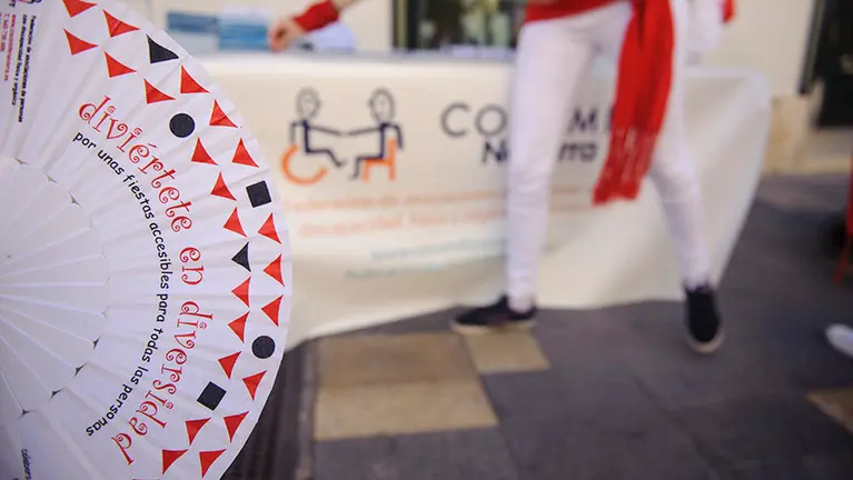 COCEMFE Navarra reparte abanicos para concienciar a la gente antes del chupinazo de Tudela. MIGUEL OSÉS_1