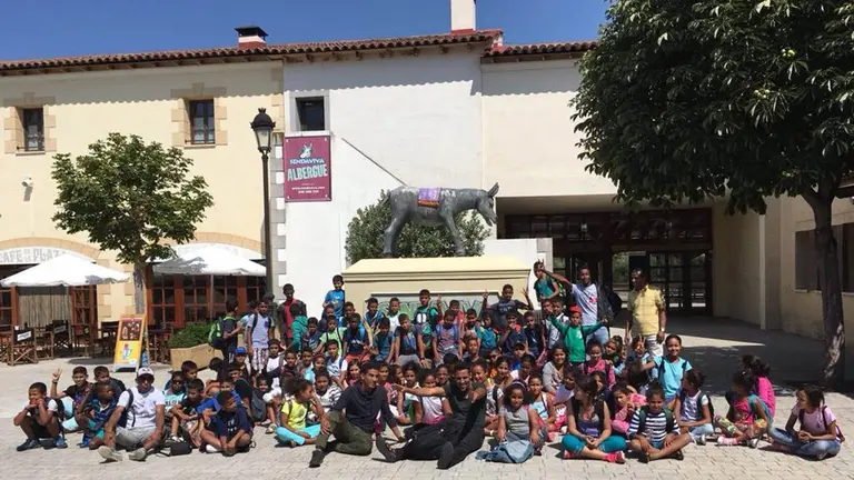 Un grupo de niños y niñas saharauis, procedentes de los campamentos de refugiados de los alrededores de Tindouf (Argelia), en su visita a Sendaviva.