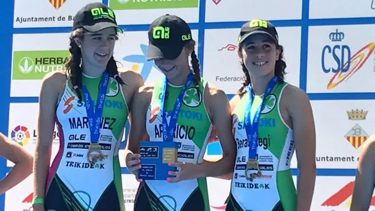 Equipo femenino de cadetes de Saltoki Tridineak