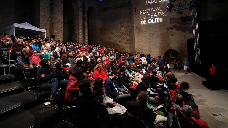 El grupo portugués Companhia do Chapitô ha representado esta noche en el escenario La Cava de Olite, en Navarra, la tragedia de &#34;Macbeth&#34;, dentro de la programación del Festival de Teatro de Olite. EFE/Ivan Aguinaga