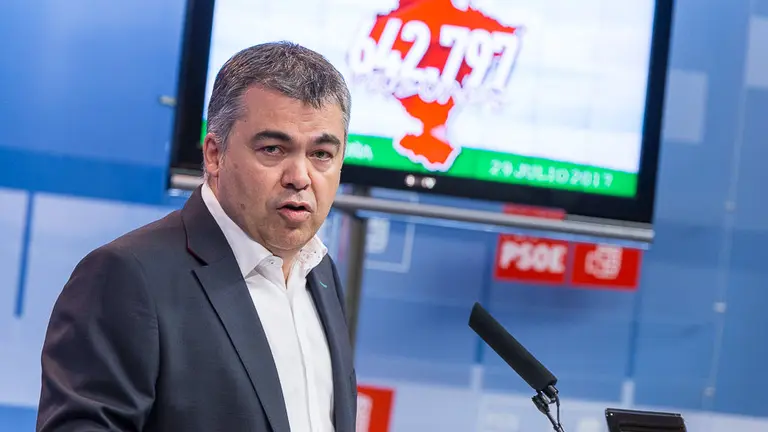 El secretario de Organización del PSN-PSOE, Santos Cerdán, informa sobre el próximo Congreso Regional del partido (16). IÑIGO ALZUGARAY