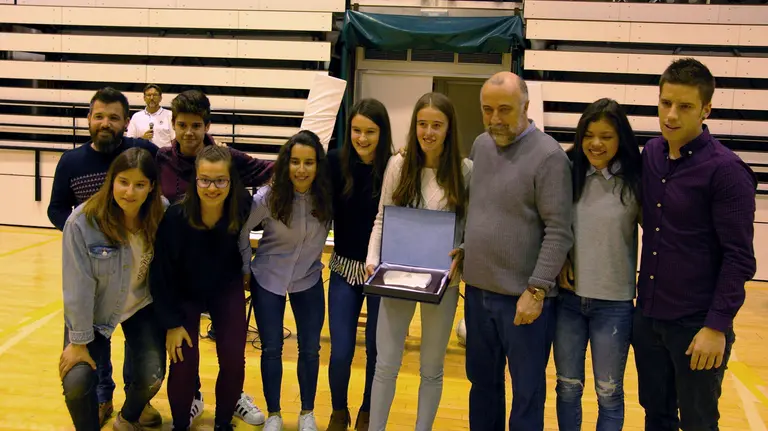 El momento de la entrega del premio Pedro Zaballa