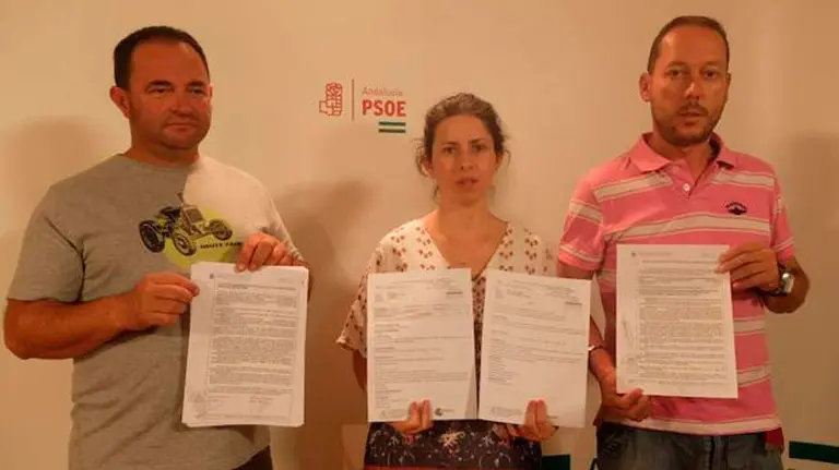Los ediles de PSOE en Diezma, Granada, sujetan la denuncia interpuesta contra el alcalde del PP. PSOE