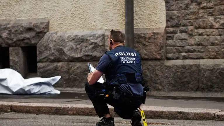 Un agente junto al cuerpo de la persona fallecida en el fat&iacute;dico atropello. REUTERS/EE