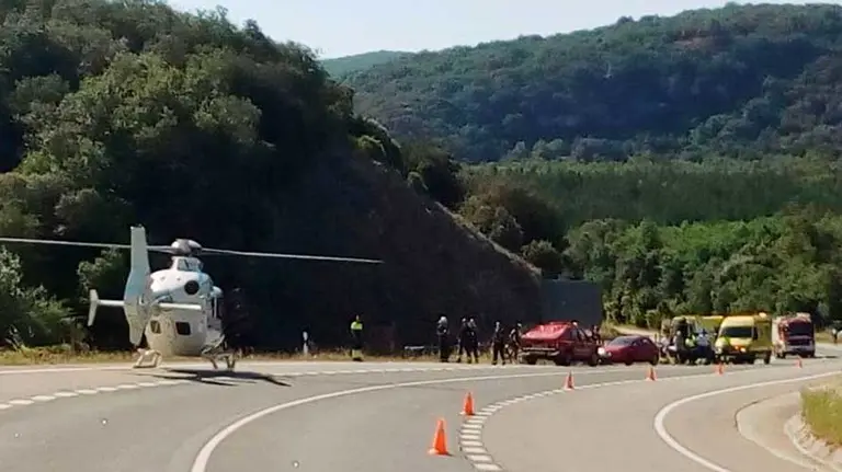 Momento de la evacuación de uno de los ciclistas heridos en un accidente ocurrido este sábado en la localidad navarra de Zúñiga tras rozar las ruedas de las bicicletas. PFORAL