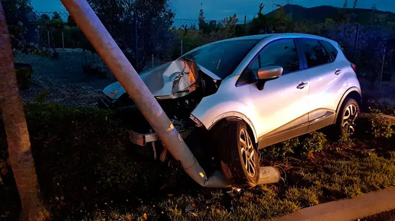 Estado en el que ha quedado el coche y la farola contra la que ha chocado en Burlada. BOMBEROS